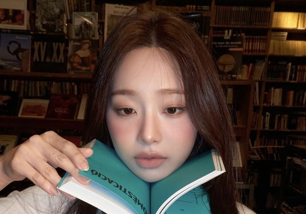 '컴백' 츄, 첫 정규 가사 스포일러 공개…소설 같은 세계관