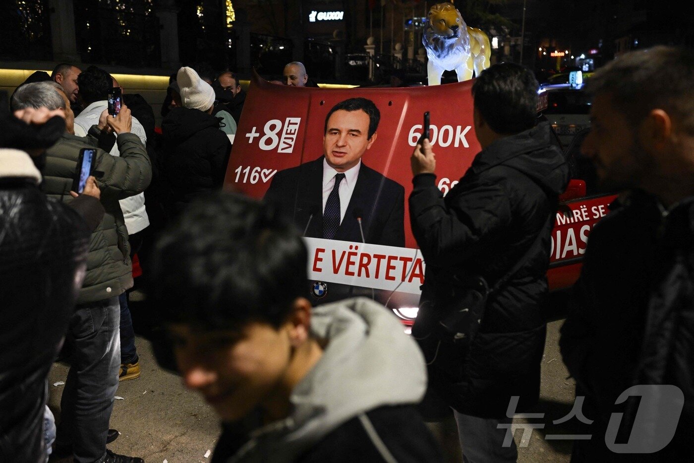 본문 이미지 - 28일, 코소보 프리슈티나에서 베테벤도셰 운동(LVV) 지지자들이 알빈 쿠르티 코소보 임시 총리 겸 당 대표의 초상화가 그려진 차량 앞에서 축하 행사를 벌이고 있다. 2025.12.28. ⓒ AFP=뉴스1 ⓒNews1 이정환 기자