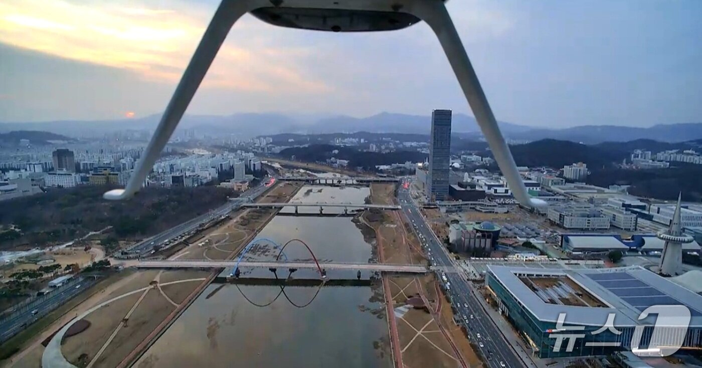 본문 이미지 - 드론을 활용해 장거리 혈액 배송을 하는 모습 (시 제공) /뉴스1