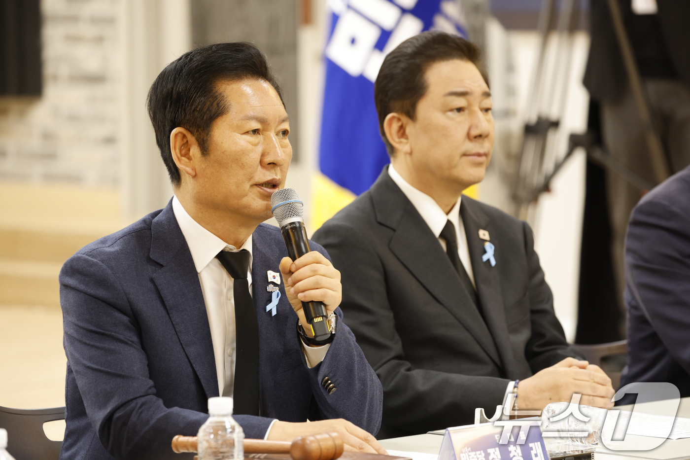 (무안=뉴스1) 김태성 기자 = 정청래 더불어민주당 대표가 29일 오전 전남 무안군 승달문화예술회관에서 열린 현장 최고위원회의에서 모두 발언을 하고 있다. 2025.12.29/뉴스 …