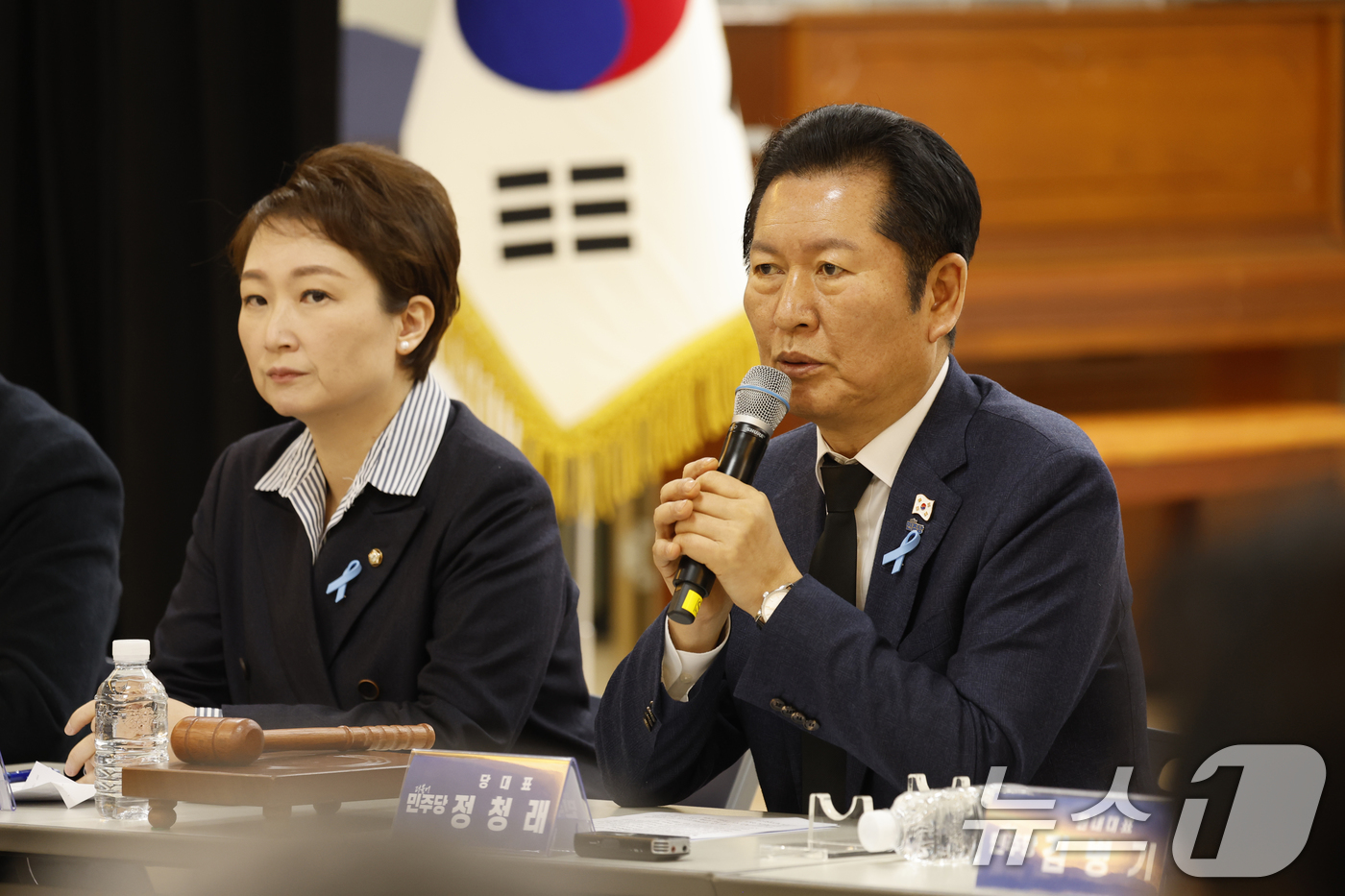 (무안=뉴스1) 김태성 기자 = 정청래 더불어민주당 대표가 29일 오전 전남 무안군 승달문화예술회관에서 열린 현장 최고위원회의에서 모두 발언을 하고 있다. 2025.12.29/뉴스 …