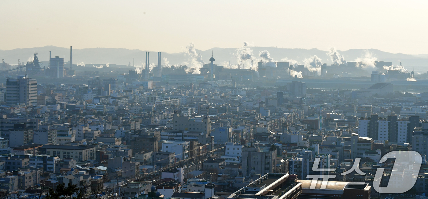 (포항=뉴스1) 최창호 기자 = 29일 포스코 포항제철소 주변이 희뿌연 해무에 가려져 있다.2026년 병오년(丙午年)에는 철강경기가 살이나길 기대해 본다. 2025.12.29/뉴스 …