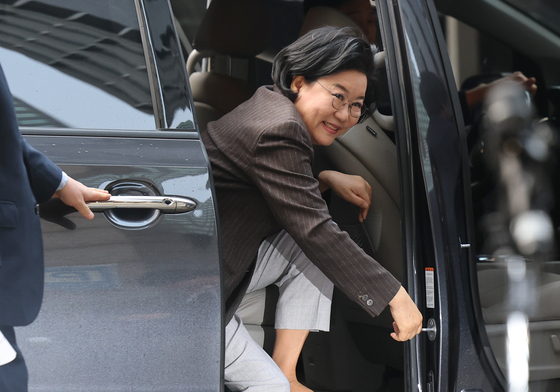 '파격 발탁' 이혜훈 후보자 첫 출근