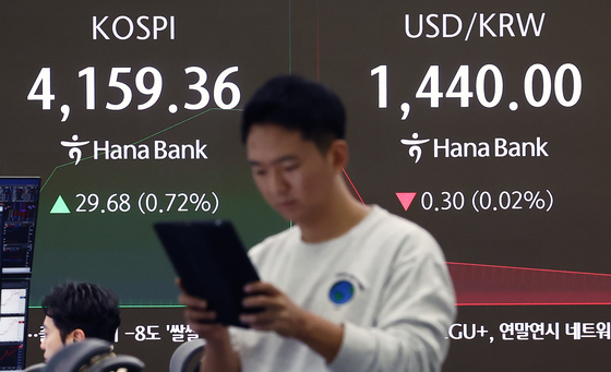 폐장 하루 앞둔 코스피, 상승 출발