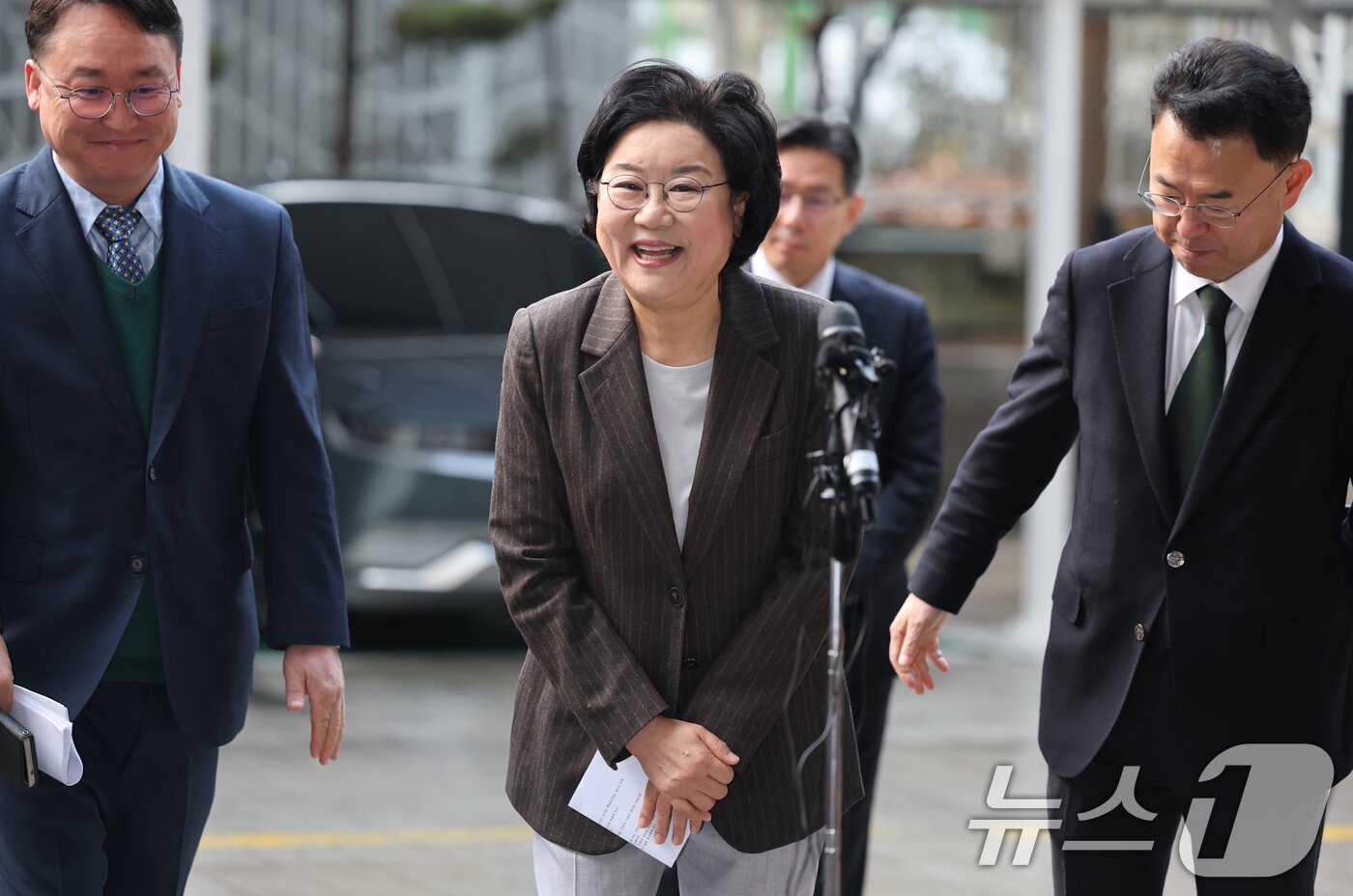 본문 이미지 - 초대 기획예산처 장관 후보자로 지명된 이혜훈 전 국민의힘 의원이 29일 오전 서울 중구 예금보험공사에 마련된 인사청문회 준비 사무실로 첫 출근하며 활짝 웃고 있다. 2025.12.29/뉴스1 ⓒ News1 오대일 기자