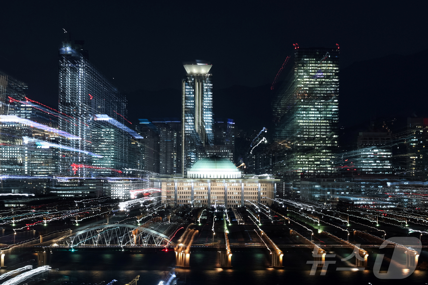 (서울=뉴스1) 이승배 기자 = 2025년 을사년(乙巳年)이 저물어가는 12월의 밤 국회의사당이 불을 밝히고 있다. 비상계엄의 어두운 그늘을 신속한 대응으로 환하게 바꿨던 국회는 …