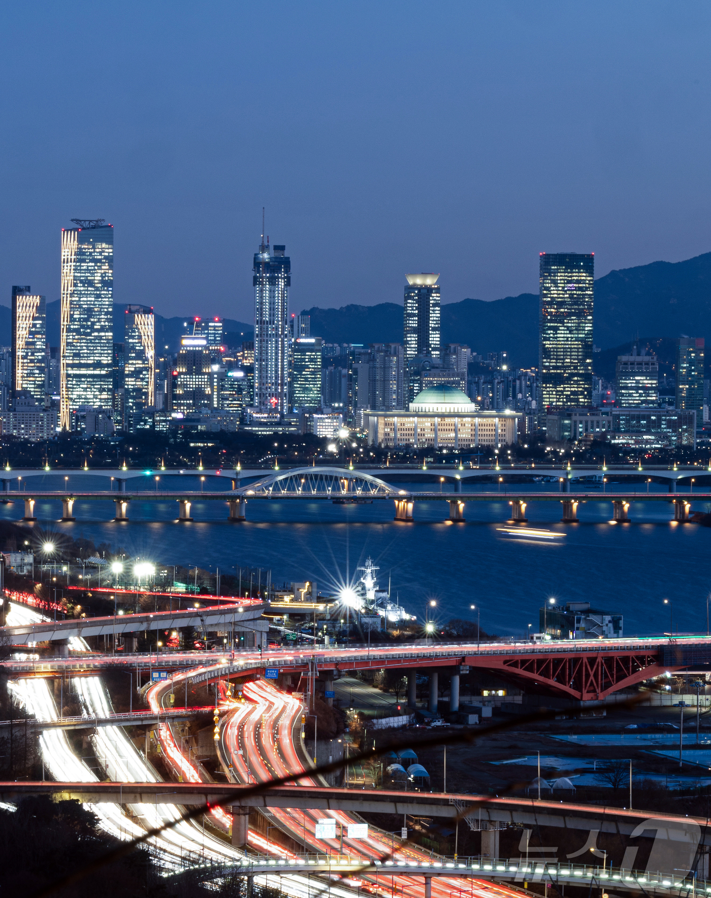 (서울=뉴스1) 이승배 기자 = 2025년 을사년(乙巳年)이 저물어가는 12월의 밤 국회의사당이 불을 밝히고 있다. 비상계엄의 어두운 그늘을 신속한 대응으로 환하게 바꿨던 국회는 …