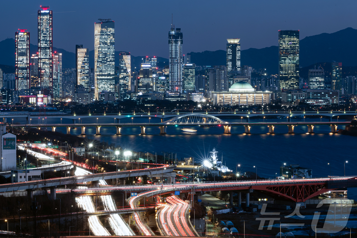 (서울=뉴스1) 이승배 기자 = 2025년 을사년(乙巳年)이 저물어가는 12월의 밤 국회의사당이 불을 밝히고 있다. 비상계엄의 어두운 그늘을 신속한 대응으로 환하게 바꿨던 국회는 …