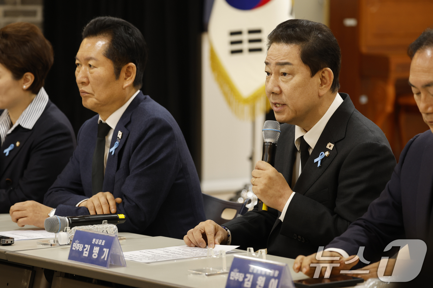 (무안=뉴스1) 김태성 기자 = 김병기 더불어민주당 원내대표가 29일 전남 무안군 승달문화예술회관에서 열린 현장 최고위원회의에서 모두 발언을 하고 있다. 2025.12.29/뉴스1 …