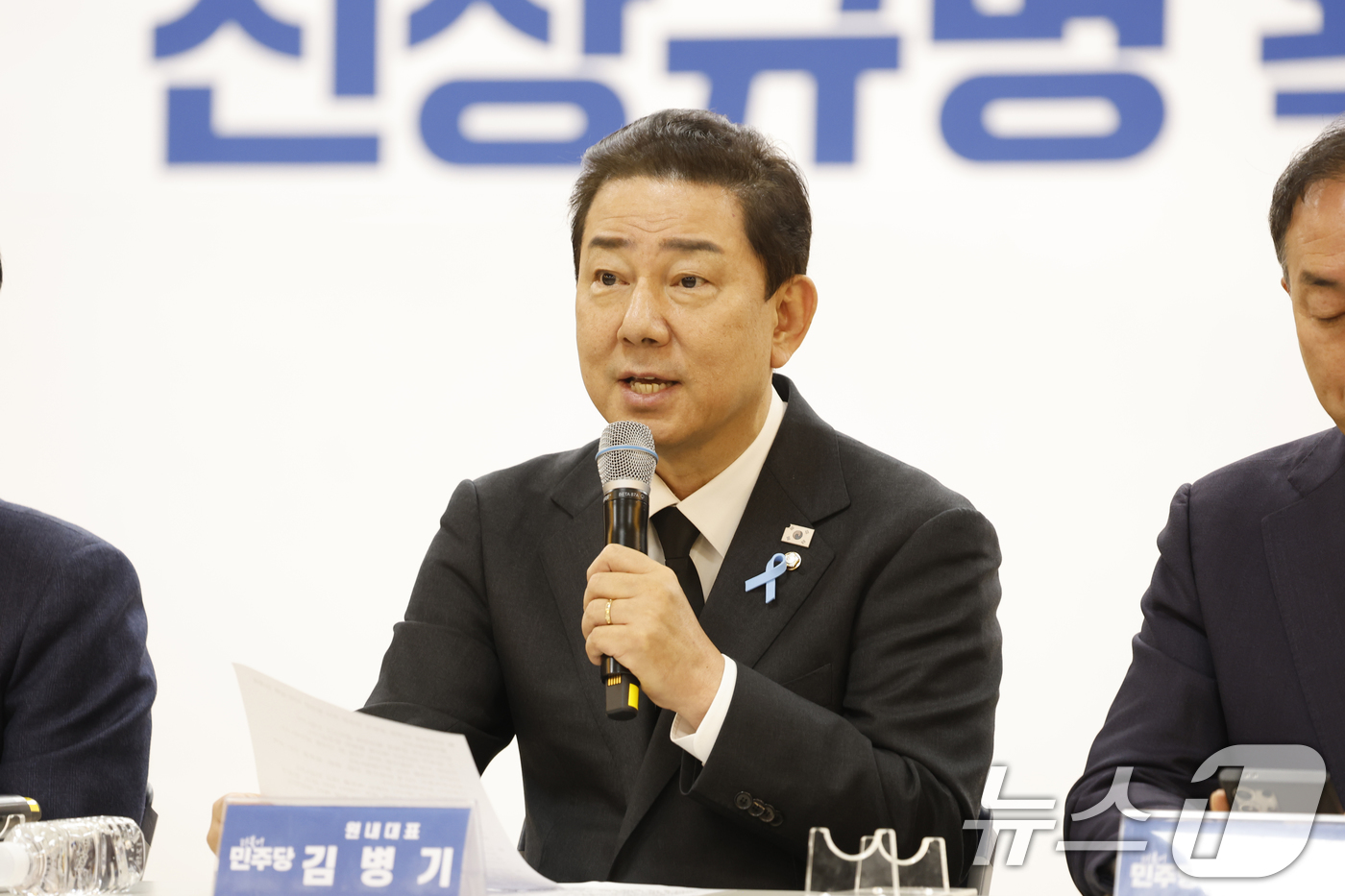 (광주=뉴스1) 김태성 기자 = 김병기 더불어민주당 원내대표가 29일 전남 무안군 승달문화예술회관에서 열린 현장 최고위원회의에서 모두 발언을 하고 있다. 2025.12.29/뉴스1 …