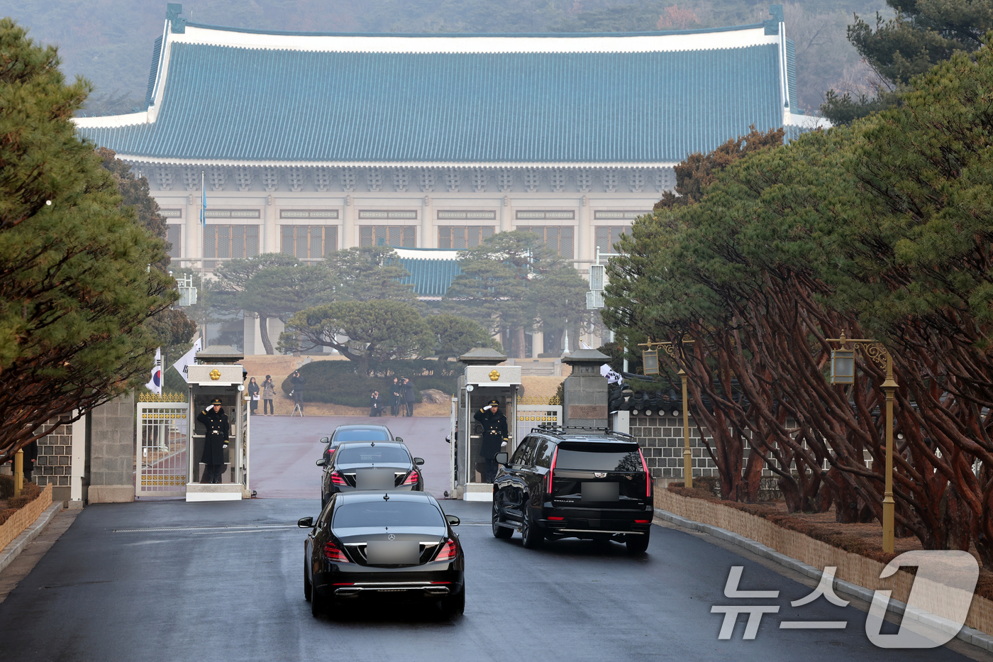 (서울=뉴스1) 이재명 기자 = 이재명 대통령 탑승 차량행렬이 29일 청와대로 들어서고 있다.이 대통령은 이날부터 청와대에서 집무를 시작한다. 2025.12.29/뉴스1