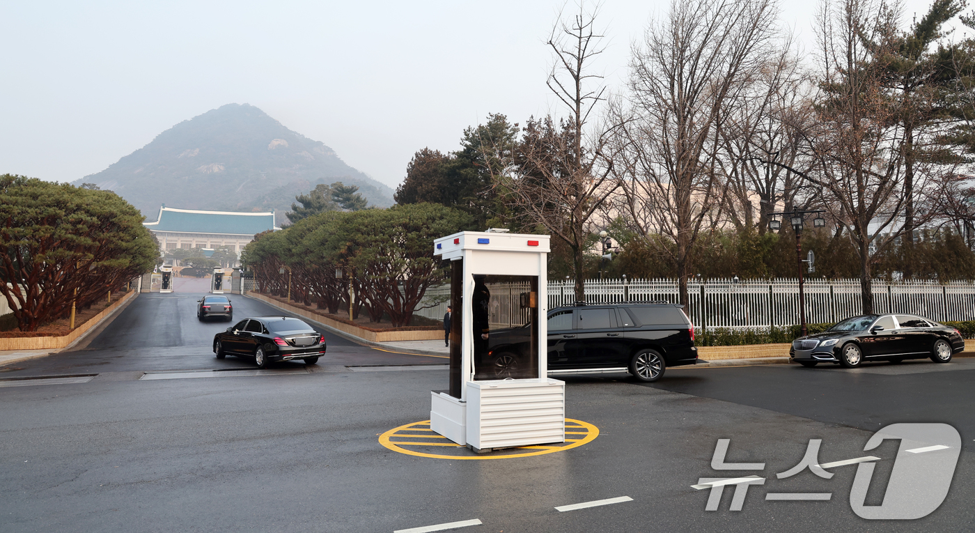 (서울=뉴스1) 이재명 기자 = 이재명 대통령 탑승 차량행렬이 29일 청와대로 들어서고 있다.이 대통령은 이날부터 청와대에서 집무를 시작한다. 2025.12.29/뉴스1