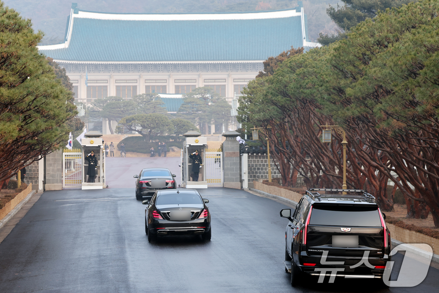 (서울=뉴스1) 이재명 기자 = 이재명 대통령 탑승 차량행렬이 29일 청와대로 들어서고 있다.이 대통령은 이날부터 청와대에서 집무를 시작한다. 2025.12.29/뉴스1