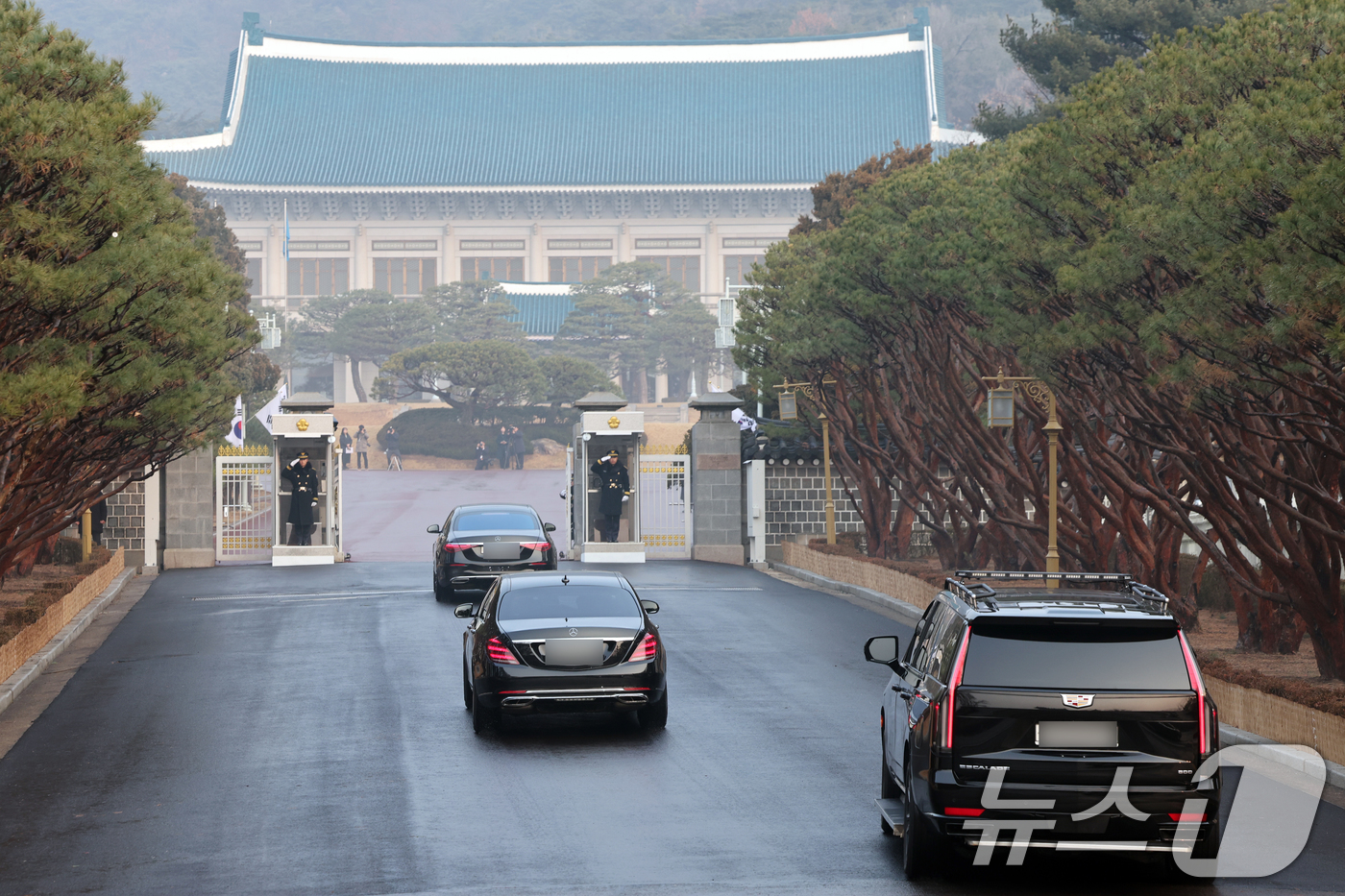 (서울=뉴스1) 이재명 기자 = 이재명 대통령 탑승 차량행렬이 29일 청와대로 들어서고 있다.이 대통령은 이날부터 청와대에서 집무를 시작한다. 2025.12.29/뉴스1