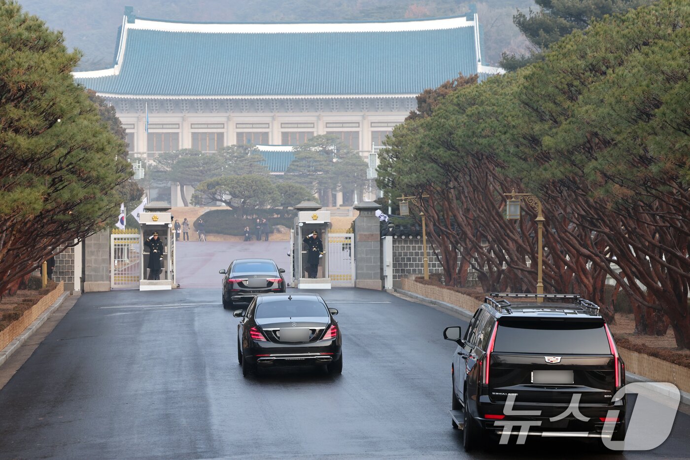 본문 이미지 - 이재명 대통령 탑승 차량행렬이 29일 청와대로 들어서고 있다. 이 대통령은 이날부터 청와대에서 집무를 시작한다. 2025.12.29/뉴스1 ⓒ News1 이재명 기자