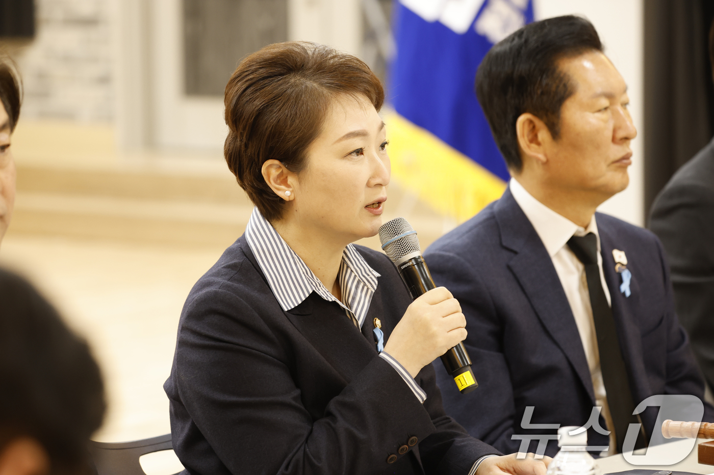 (무안=뉴스1) 김태성 기자 = 이언주 더불어민주당 최고위원이 29일 전남 무안군 승달문화예술회관에서 열린 현장 최고위원회의에서 모두 발언을 하고 있다. 2025.12.29/뉴스1 …