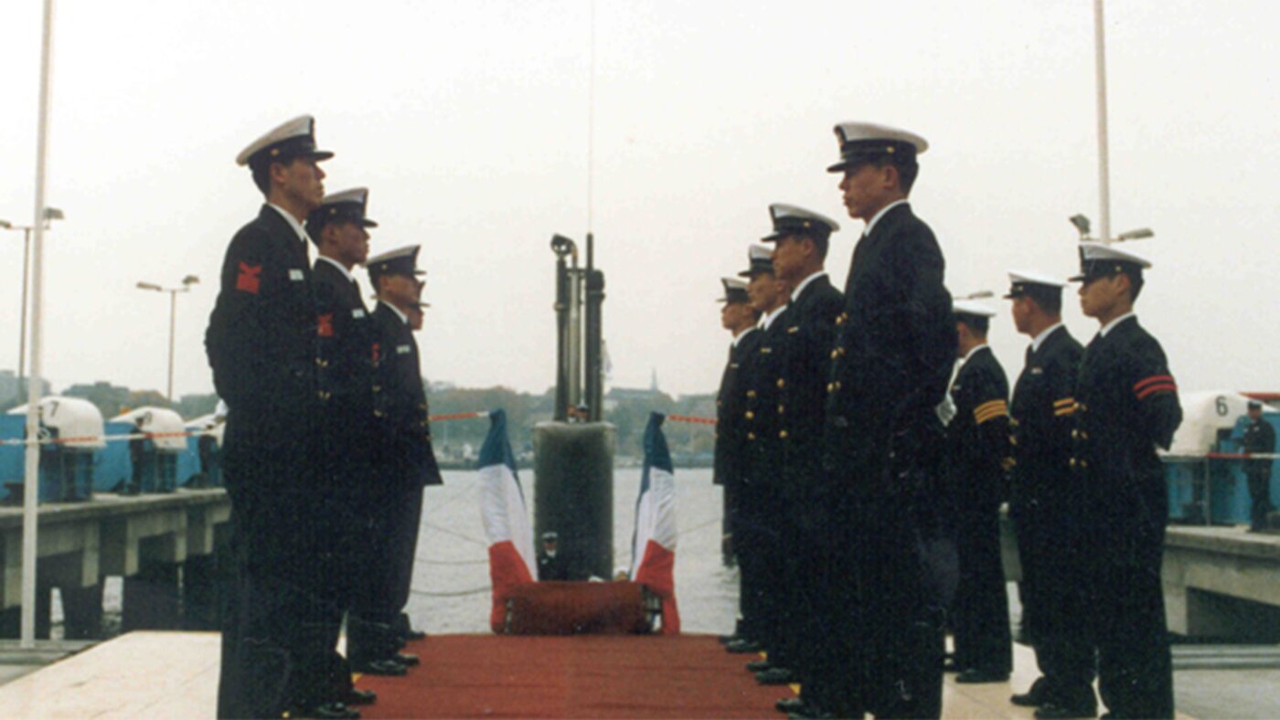본문 이미지 - 1992년 10월 14일 독일 HDW 조선소에서 장보고함 인수식이 거행되고 있다.(해군 제공)