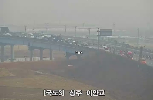 경북 상주~문경 3번 국도서 빙판길에 '15중 추돌'…7명 중·경상