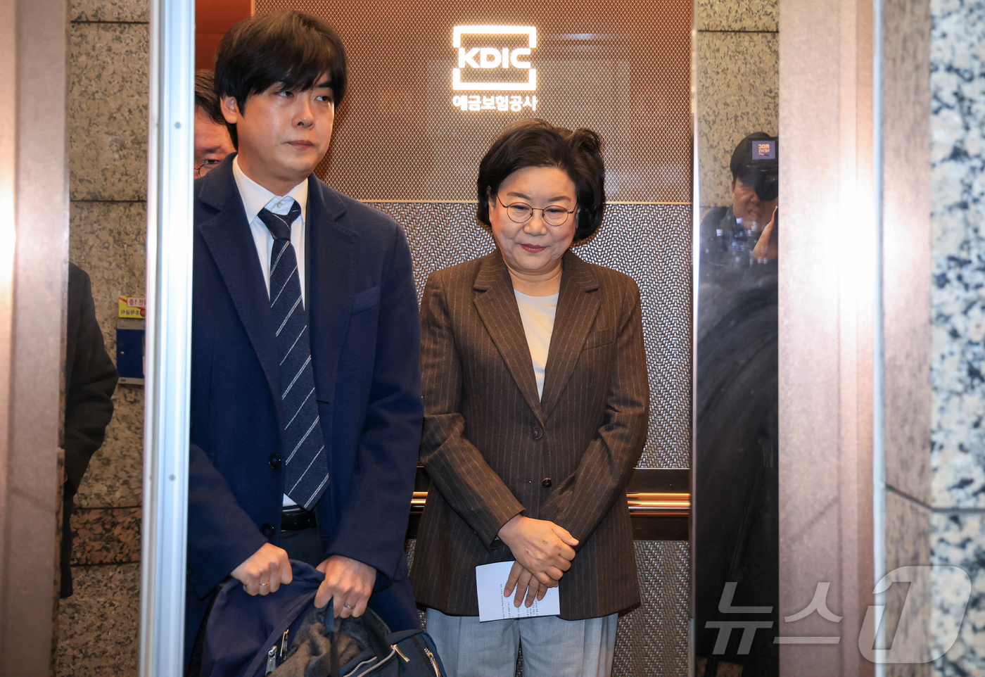 (서울=뉴스1) 오대일 기자 = 이혜훈 기획예산처 장관 후보자가 29일 오전 서울 중구 예금보험공사 본사에 마련된 인사청문회 사무실로 출근하고 있다. (공동취재) 2025.12.2 …