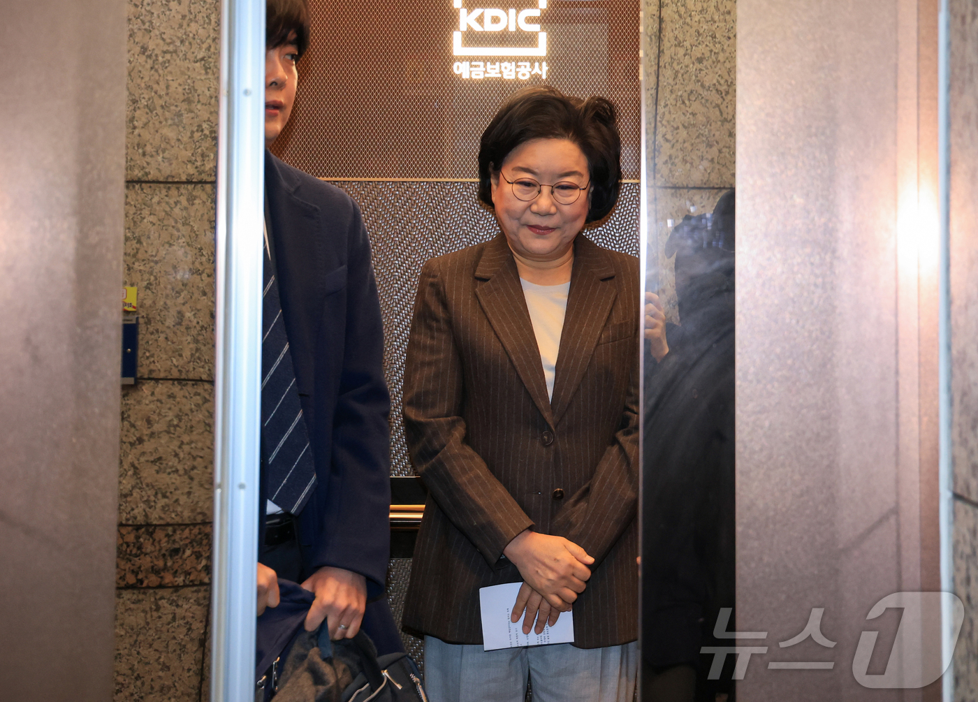 (서울=뉴스1) 오대일 기자 = 이혜훈 기획예산처 장관 후보자가 29일 오전 서울 중구 예금보험공사 본사에 마련된 인사청문회 사무실로 출근하고 있다. (공동취재) 2025.12.2 …