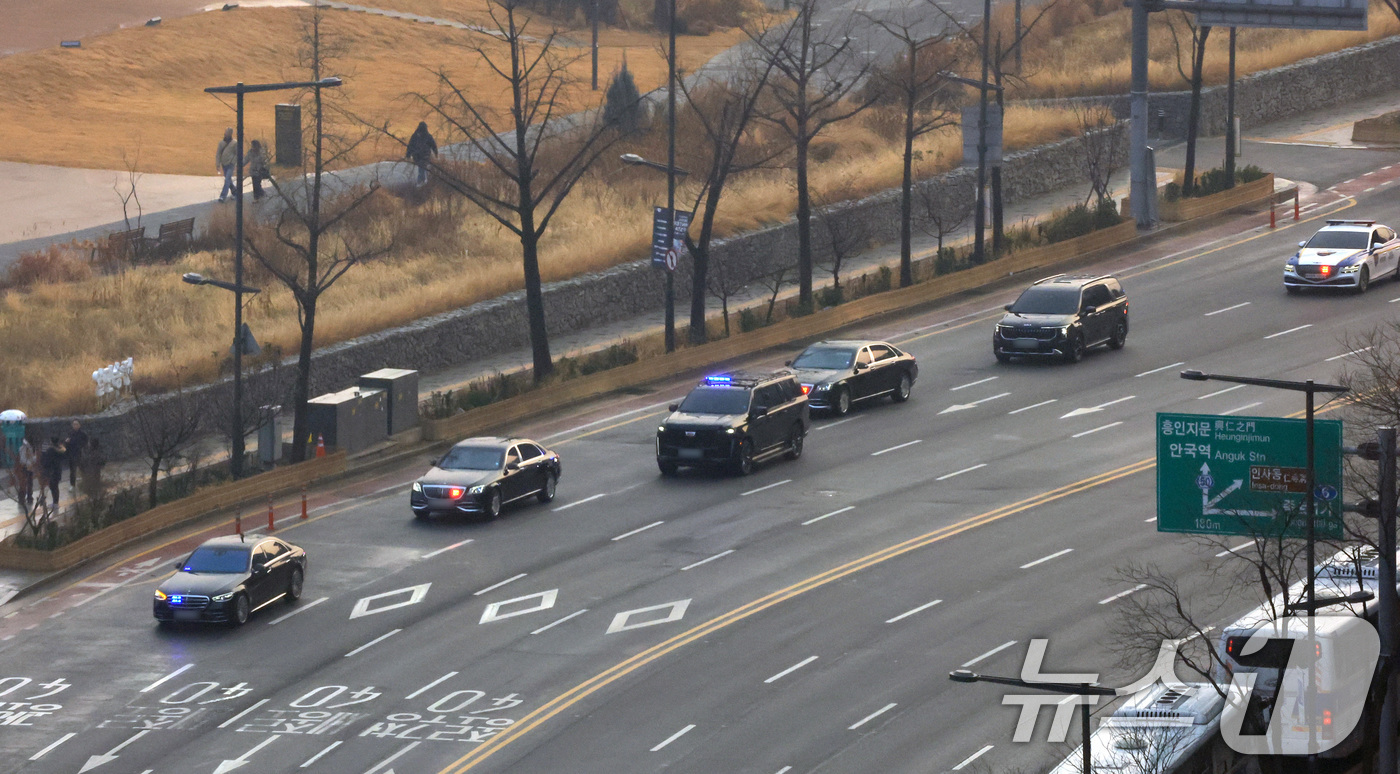 (서울=뉴스1) 임세영 기자 = 이재명 대통령 탑승 차량행렬이 29일 청와대로 향하고 있다.이 대통령은 이날부터 청와대에서 집무를 시작한다. 2025.12.29/뉴스1