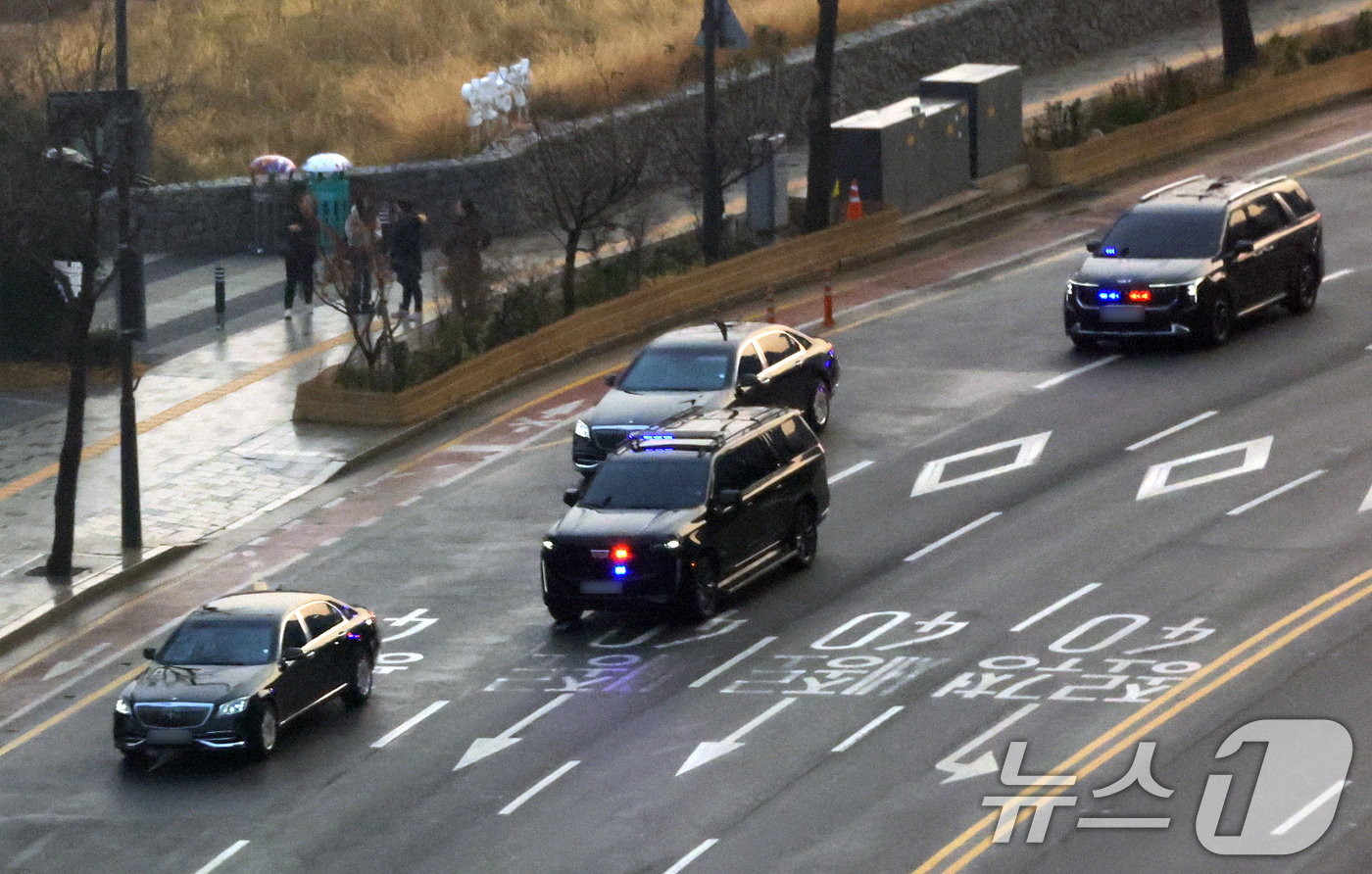 (서울=뉴스1) 임세영 기자 = 이재명 대통령 탑승 차량행렬이 29일 청와대로 향하고 있다.이 대통령은 이날부터 청와대에서 집무를 시작한다. 2025.12.29/뉴스1