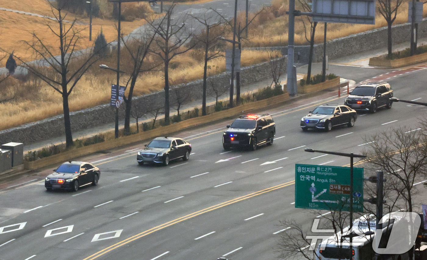 (서울=뉴스1) 임세영 기자 = 이재명 대통령 탑승 차량행렬이 29일 청와대로 향하고 있다.이 대통령은 이날부터 청와대에서 집무를 시작한다. 2025.12.29/뉴스1