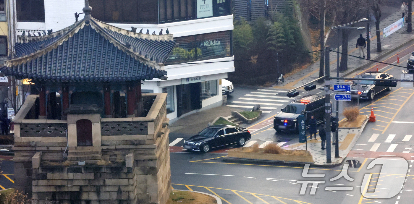 (서울=뉴스1) 임세영 기자 = 이재명 대통령 탑승 차량행렬이 29일 청와대로 향하고 있다.이 대통령은 이날부터 청와대에서 집무를 시작한다. 2025.12.29/뉴스1