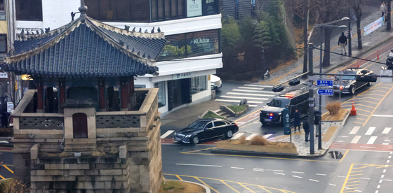 청와대로 출근하는 이재명 대통령 탑습 차량