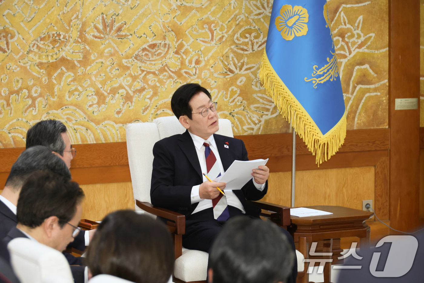 (서울=뉴스1) 허경 기자 = 이재명 대통령이 29일 대통령실 이전 작업이 마무리된 청와대로 출근한 뒤 강훈식 비서실장·위성락 안보실장, 김용범 정책실장을 비롯한 참모들과 차담을 …