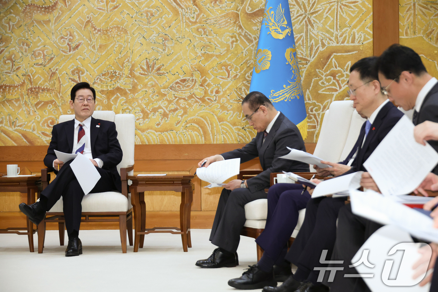 (서울=뉴스1) 허경 기자 = 이재명 대통령이 29일 대통령실 이전 작업이 마무리된 청와대로 출근한 뒤 강훈식 비서실장·위성락 안보실장, 김용범 정책실장을 비롯한 참모들과 차담을 …