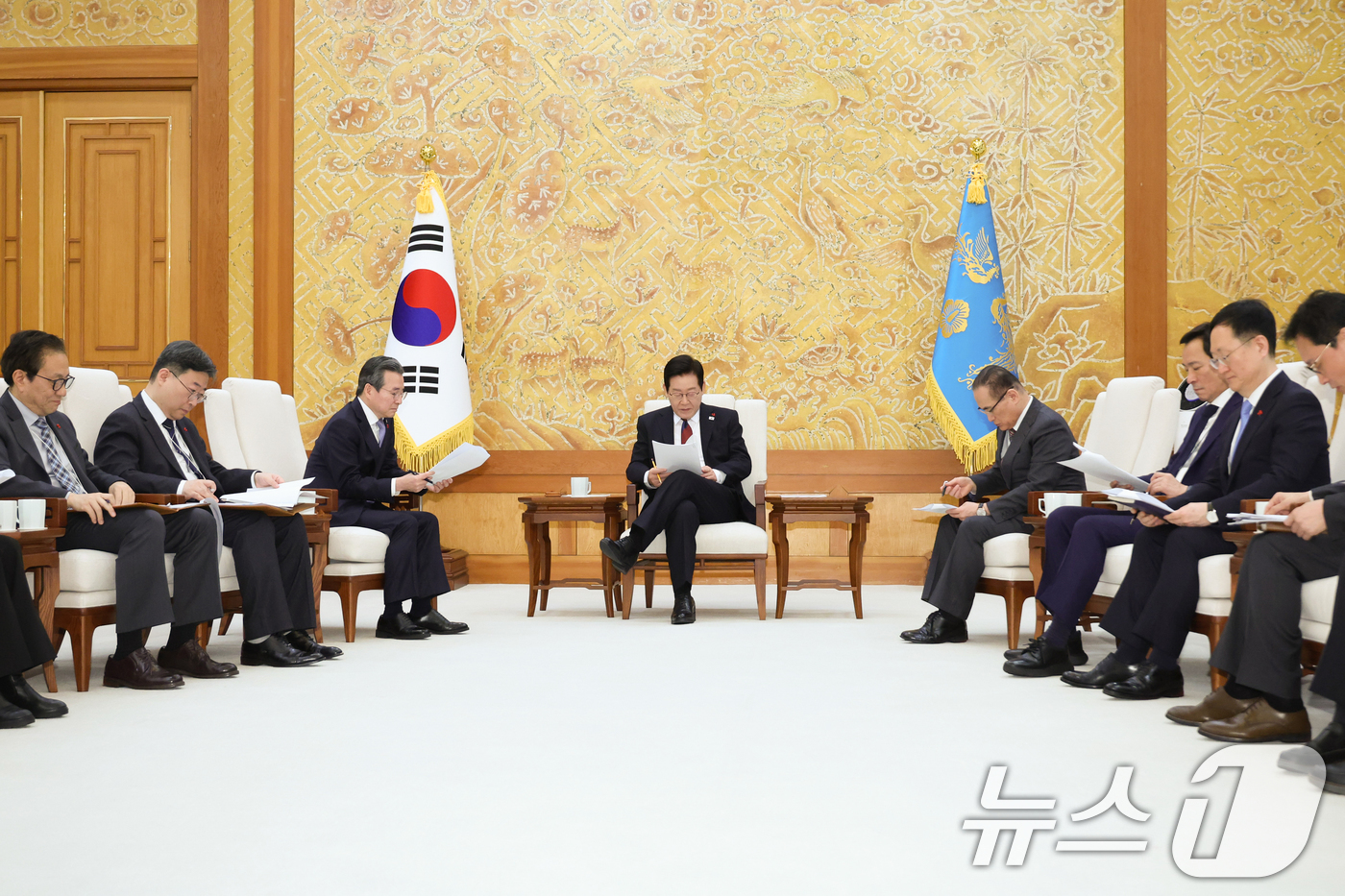 (서울=뉴스1) 허경 기자 = 이재명 대통령이 29일 대통령실 이전 작업이 마무리된 청와대로 출근한 뒤 강훈식 비서실장·위성락 안보실장, 김용범 정책실장을 비롯한 참모들과 차담을 …