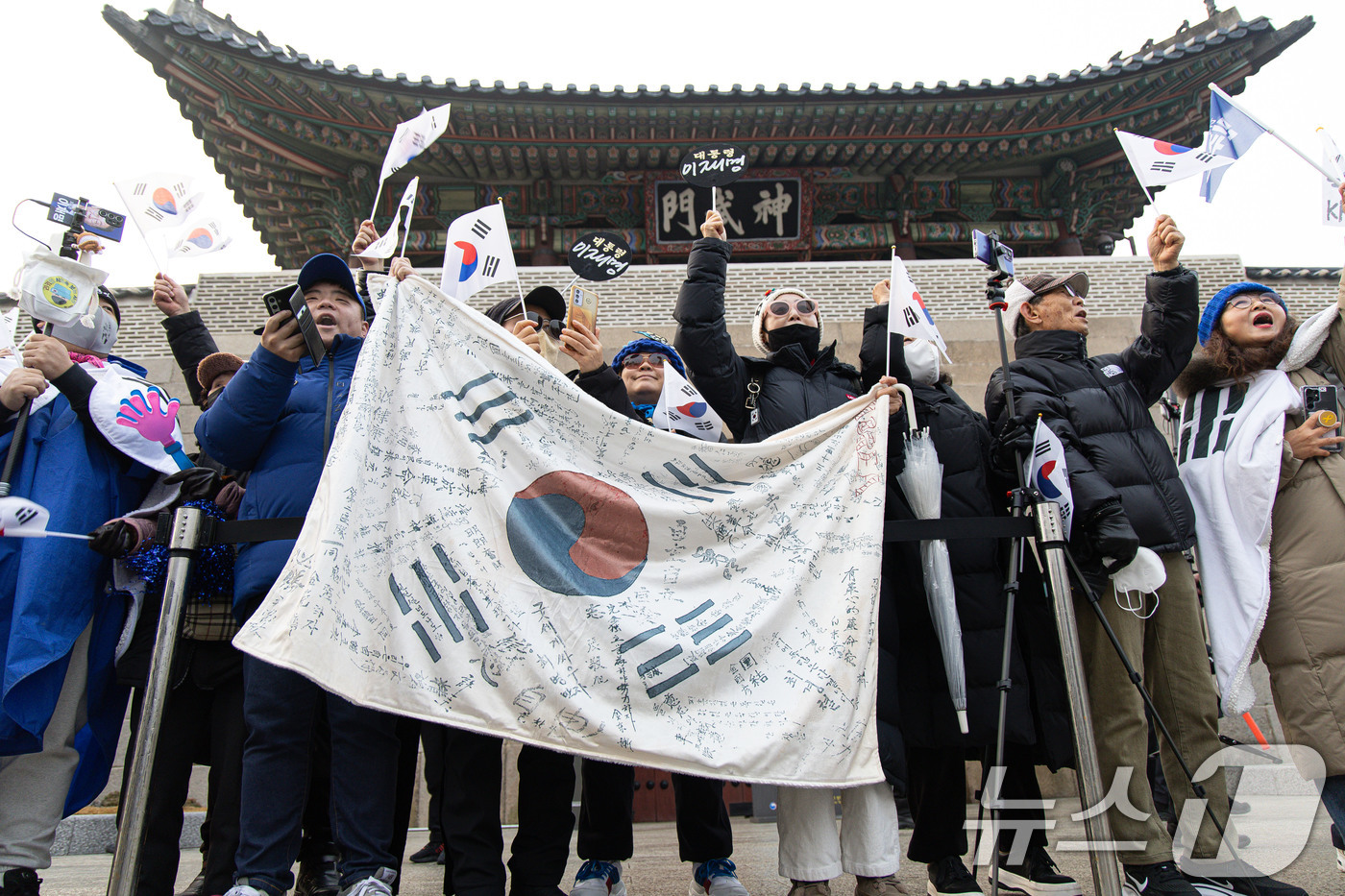 (서울=뉴스1) 이재명 기자 = 이재명 대통령 지지자들이 29일 청와대 앞에서 이 대통령 첫 출근을 응원하고 있다.이 대통령은 이날부터 청와대에서 집무를 시작한다. 2025.12. …