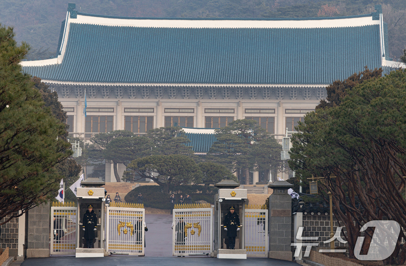 (서울=뉴스1) 이재명 기자 = 이재명 대통령 탑승 차량행렬이 29일 청와대로 들어서기 전 정문이 열리고 있다.이 대통령은 이날부터 청와대에서 집무를 시작한다. 2025.12.29 …