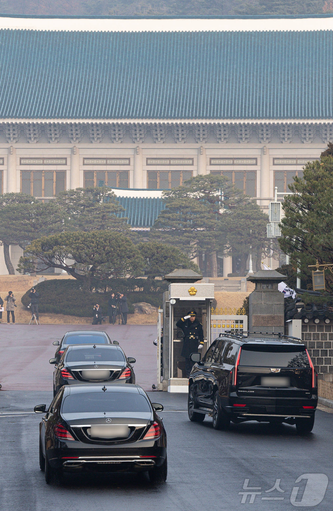 (서울=뉴스1) 이재명 기자 = 이재명 대통령 탑승 차량행렬이 29일 청와대로 들어서고 있다.이 대통령은 이날부터 청와대에서 집무를 시작한다. 2025.12.29/뉴스1