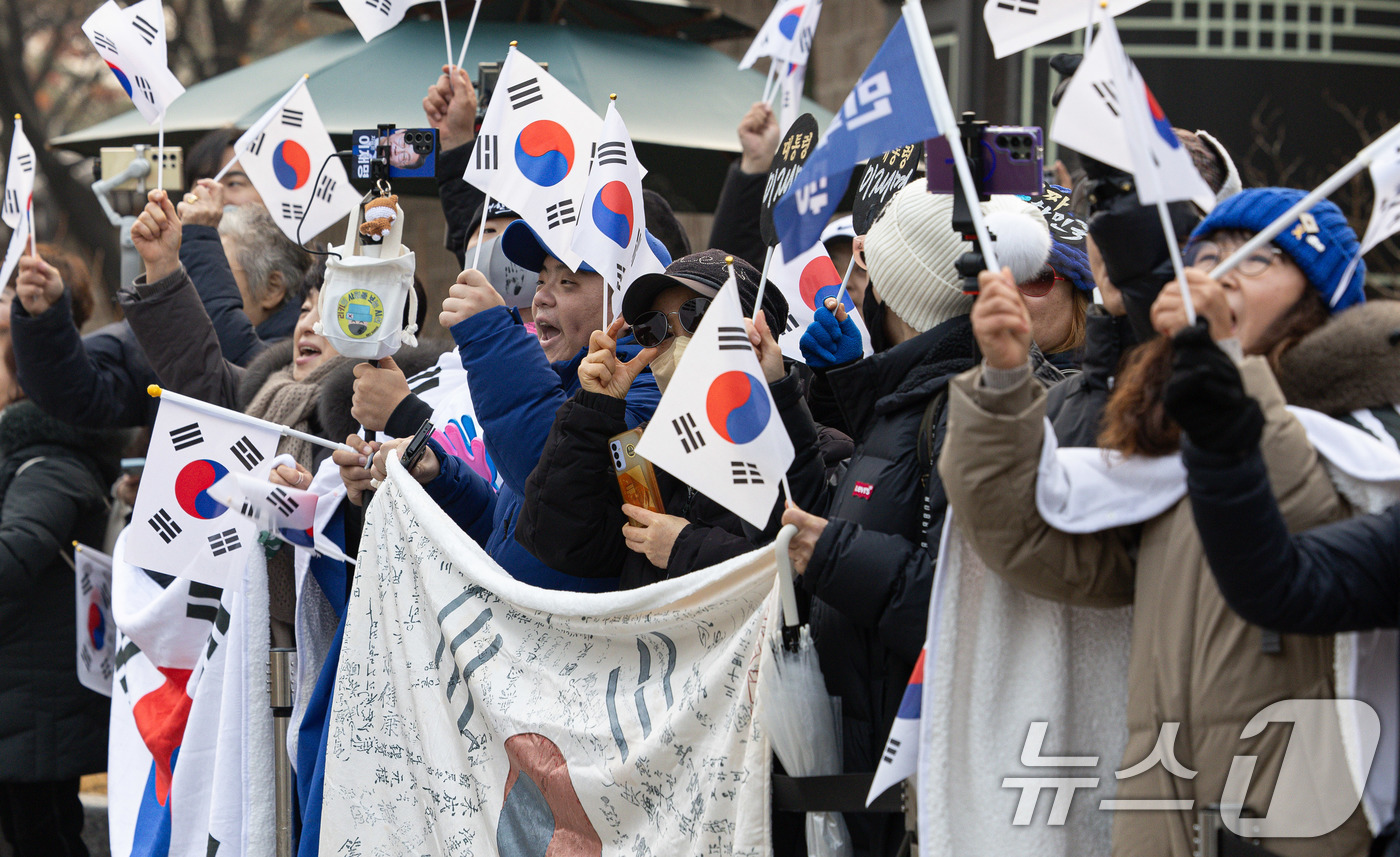 (서울=뉴스1) 이재명 기자 = 이재명 대통령 지지자들이 29일 청와대 앞에서 이 대통령 첫 출근을 응원하고 있다.이 대통령은 이날부터 청와대에서 집무를 시작한다. 2025.12. …