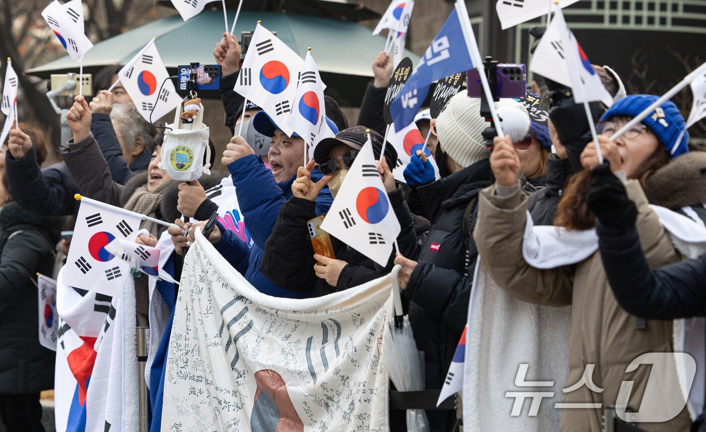 본문 이미지 - 이재명 대통령 지지자들이 29일 청와대 앞에서 이 대통령 첫 출근을 응원하고 있다. 이 대통령은 이날부터 청와대에서 집무를 시작한다. 2025.12.29/뉴스1 ⓒ News1 이재명 기자
