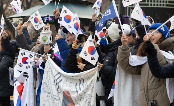 청와대로 출근하는 이재명 대통령 응원하는 지지자들
