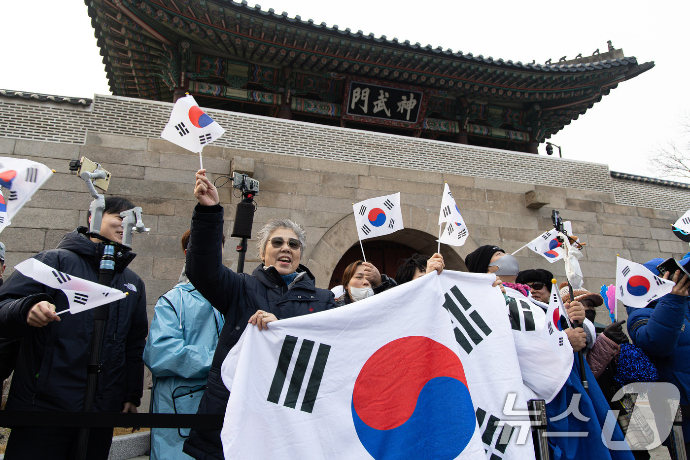 (서울=뉴스1) 이재명 기자 = 이재명 대통령 지지자들이 29일 청와대 앞에서 이 대통령 첫 출근을 응원하고 있다.이 대통령은 이날부터 청와대에서 집무를 시작한다. 2025.12. …