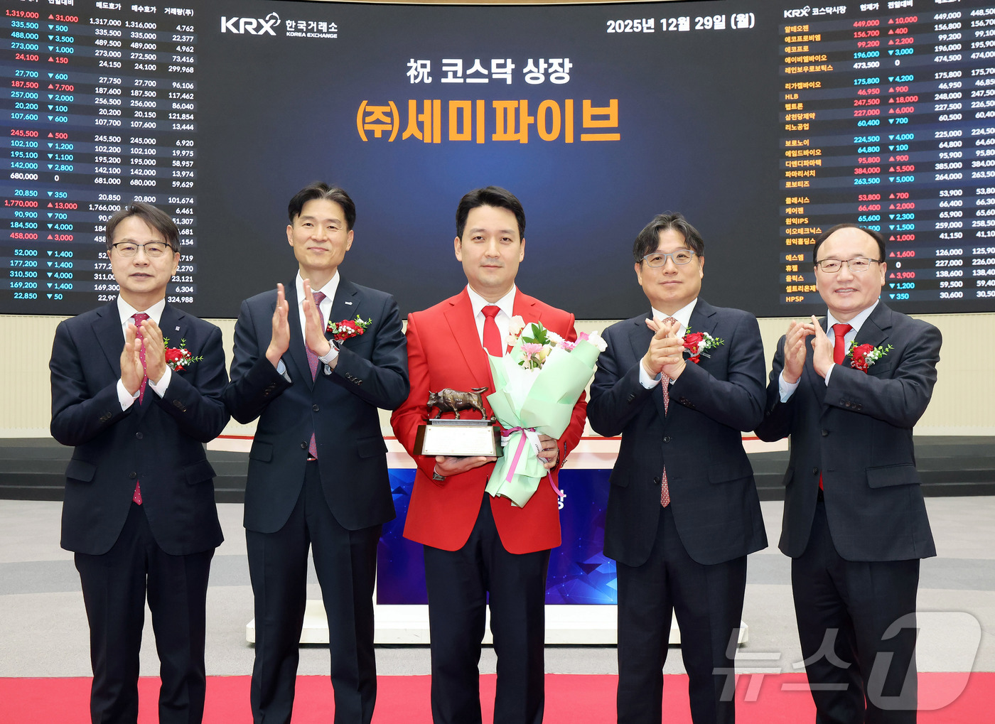 (서울=뉴스1) = 한국거래소 코스닥시장본부는 29일 오전 서울사옥 홍보관에서 세미파이브의 코스닥시장 상장기념식을 개최했다. 사진은 상장 기념식 후 기념 사진 촬영하는 김대영 한국 …