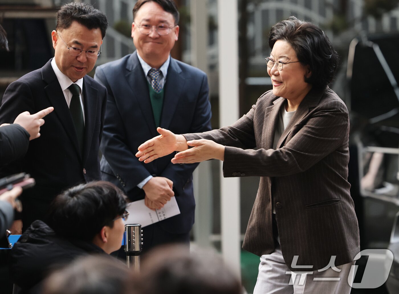 본문 이미지 - 초대 기획예산처 장관 후보자로 지명된 이혜훈 전 국민의힘 의원이 29일 오전 서울 중구 예금보험공사에 마련된 인사청문회 준비 사무실로 첫 출근하며 취재진과 인사를 나누고 있다. ⓒ News1 오대일 기자