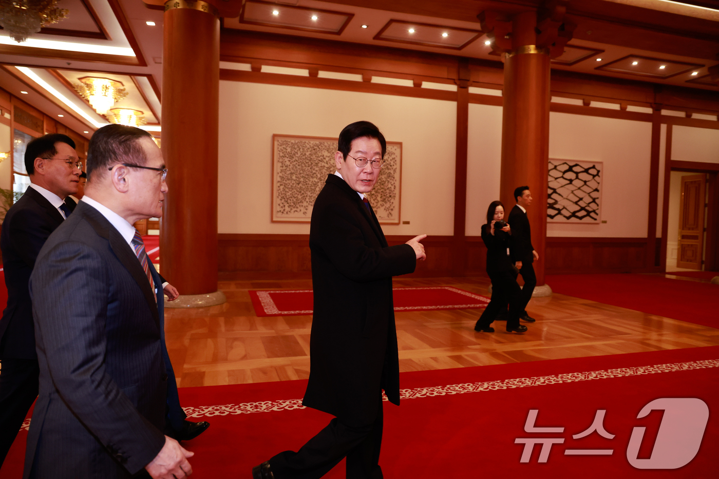 (서울=뉴스1) 허경 기자 = 이재명 대통령이 29일 청와대로 첫 출근하고 있다. (청와대통신사진기자단) 2025.12.29/뉴스1