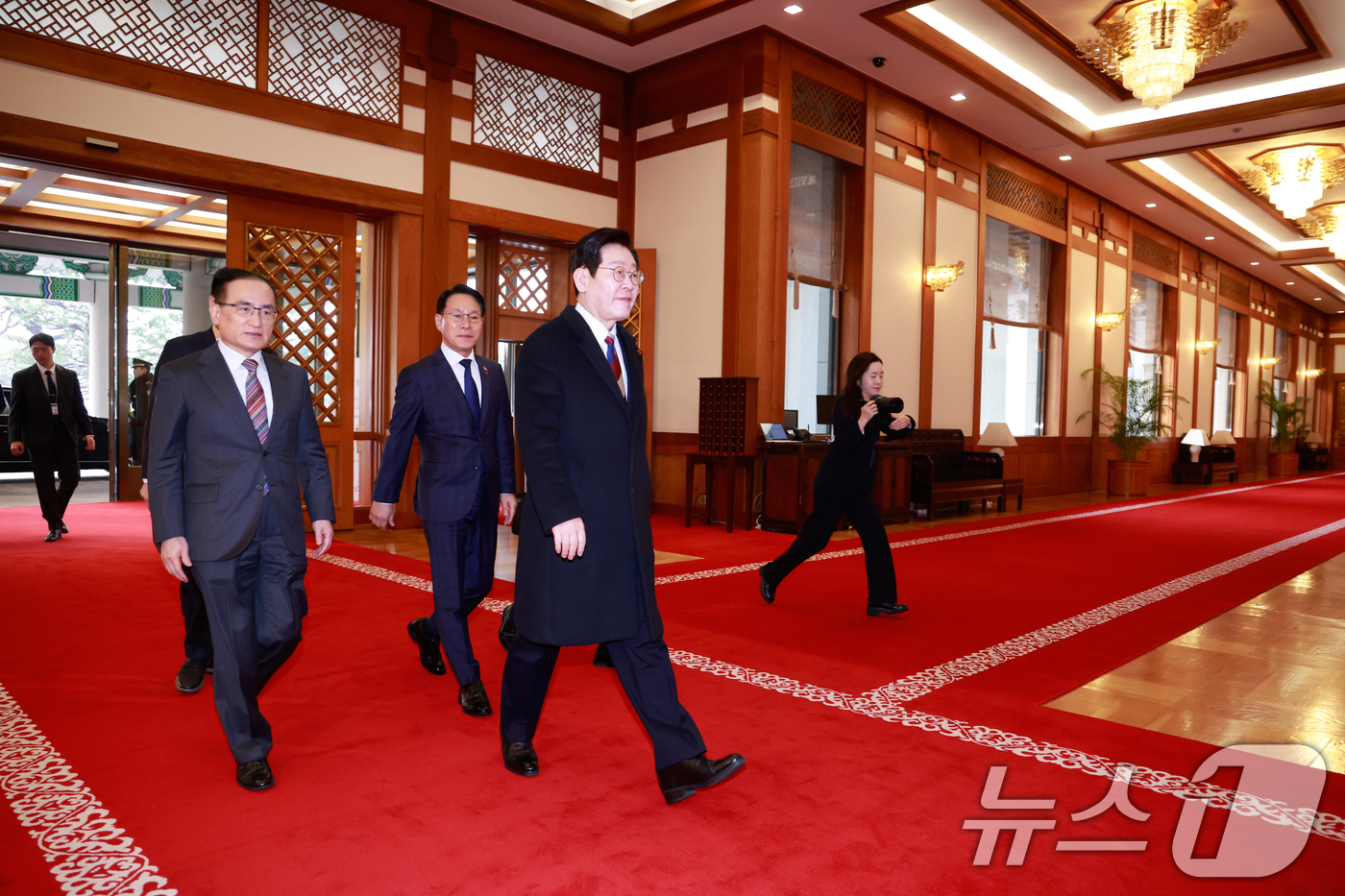 (서울=뉴스1) 허경 기자 = 이재명 대통령이 29일 청와대로 첫 출근하고 있다. (청와대통신사진기자단) 2025.12.29/뉴스1