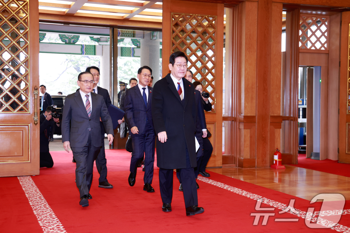 (서울=뉴스1) 허경 기자 = 이재명 대통령이 29일 청와대로 첫 출근하고 있다. (청와대통신사진기자단) 2025.12.29/뉴스1