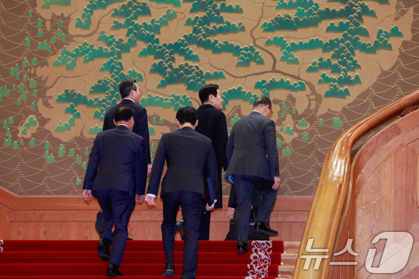 (서울=뉴스1) 허경 기자 = 이재명 대통령이 29일 청와대로 첫 출근하고 있다. (청와대통신사진기자단) 2025.12.29/뉴스1