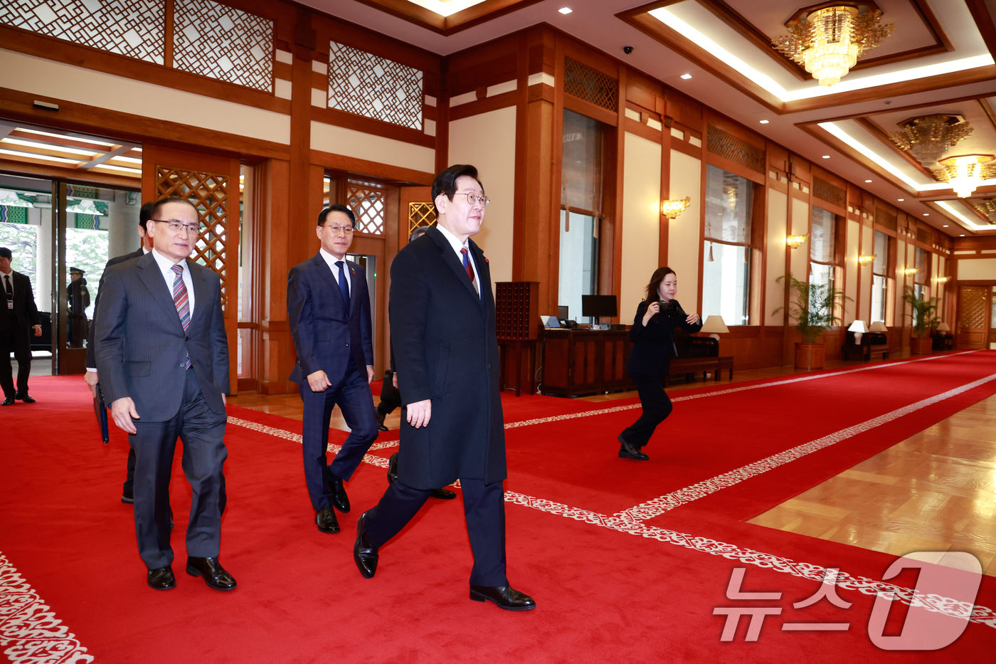 (서울=뉴스1) 허경 기자 = 이재명 대통령이 29일 청와대로 첫 출근하고 있다. (청와대통신사진기자단) 2025.12.29/뉴스1