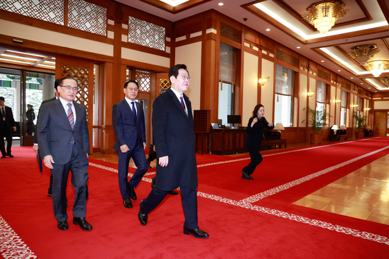 "파이팅" 시민 연호 속 李대통령 청와대 첫 출근…1330일 만에 靑시대 개막(종합)
