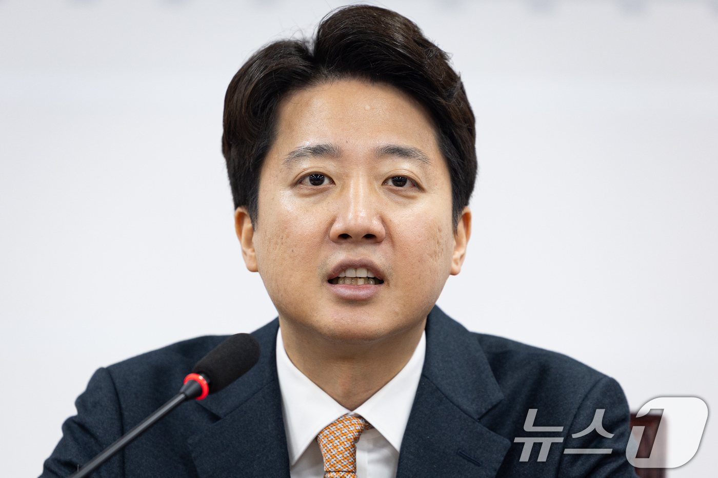 (서울=뉴스1) 유승관 기자 = 이준석 개혁신당 대표가 29일 서울 여의도 국회에서 열린 최고위원회의에서 모두 발언을 하고 있다. 2025.12.29/뉴스1