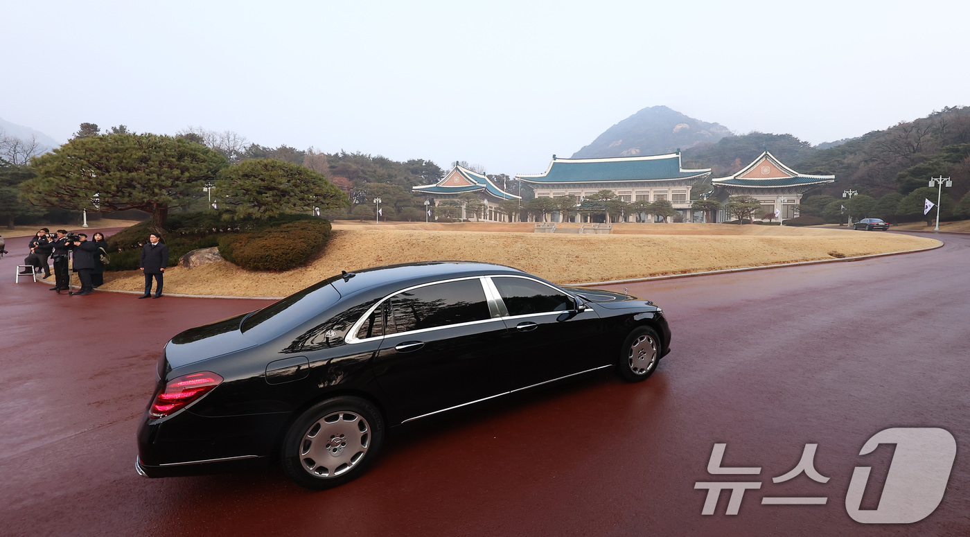 (서울=뉴스1) 이재명 기자 = 이재명 대통령 탑승 차량행렬이 29일 청와대로 들어서고 있다.이 대통령은 이날부터 청와대에서 집무를 시작한다. (청와대통신사진기자단) 2025.12 …