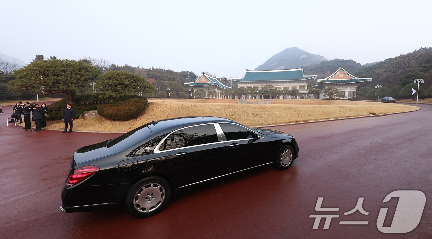 본문 이미지 - 이재명 대통령 탑승 차량행렬이 29일 청와대로 들어서고 있다. 이 대통령은 이날부터 청와대에서 집무를 시작한다. (청와대통신사진기자단) 2025.12.29/뉴스1 ⓒ News1 이재명 기자